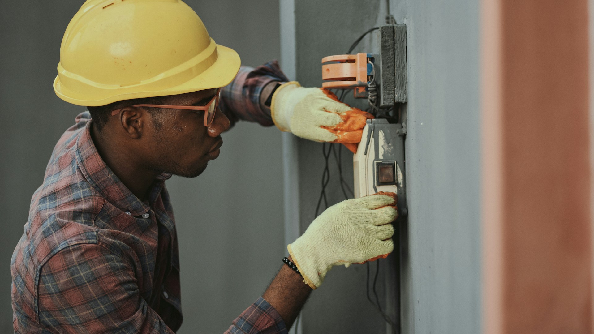Eleos Electric licensed electrician at work in Sonoma County